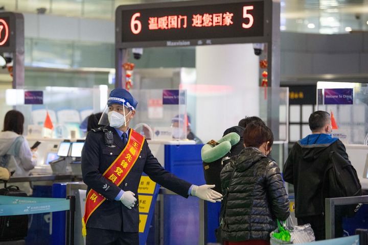 中国优化调整防控措施，三年抗疫成绩斐然获多国认可