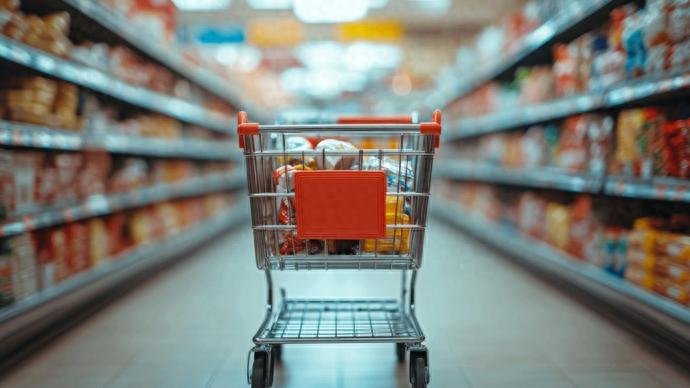 2026 年政府工作报告强调扩内需战略持续推进，不会转向